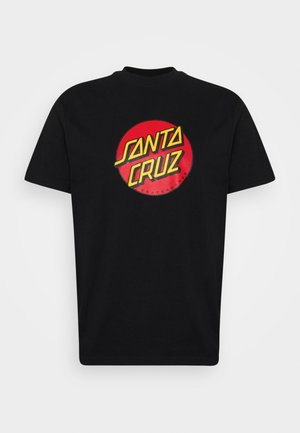 Camiseta de algodón negra con un gráfico rojo circular que presenta "SANTA CRUZ" en letras amarillas, acompañado de "skateboards" abajo.