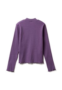 Fialový žebrovaný top s dlouhými rukávy a stojáčkovým límcem, se zvlněným lemem. Vyrobeno z měkké látky, s vertikálními pruhy a přiléhavým střihem.