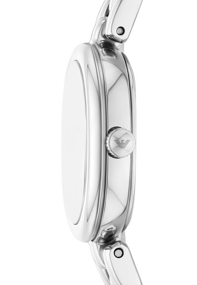 Silberne Metalluhr mit einem ovalen Gehäuse, glatter Oberfläche und einer strukturierten Krone mit einem Logo. Das Armband hat ein verlinktes Design für Flexibilität.