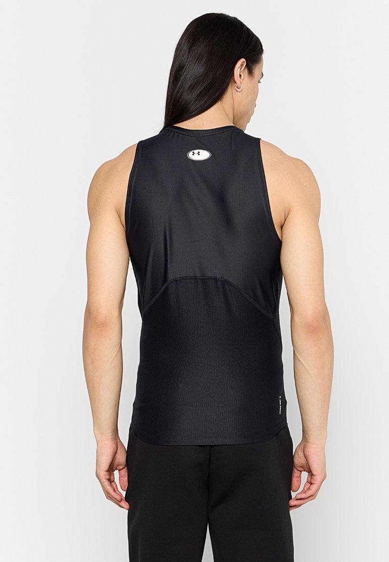 Canottiera sportiva nera con design aderente, texture liscia e logo a contrasto sul retro. Presenta un taglio senza maniche.