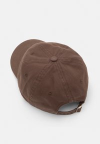 Căciulă de baseball din bumbac maro, cu vizieră curbată, design cu șase panouri și curea reglabilă în spate. Prezintă ochiuri de ventilație.