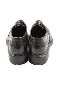 Scarpe di pelle nere con dettagli brogue, punta tonda e suola in gomma piatta. Le scarpe hanno una finitura lucida e cuciture minime.