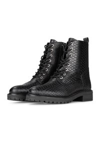 Bottes noires à lacets avec un dessus en cuir texturé et écailleux, semelle en caoutchouc et œillets en argent. Présente un design robuste à bout rond.