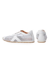 Weiße Netzsneaker mit Lederakzenten, die ein durchbrochenes Design, eine runde Spitze und eine Gummisohle aufweisen. Die Schnürsenkel sind vorne gesichert.