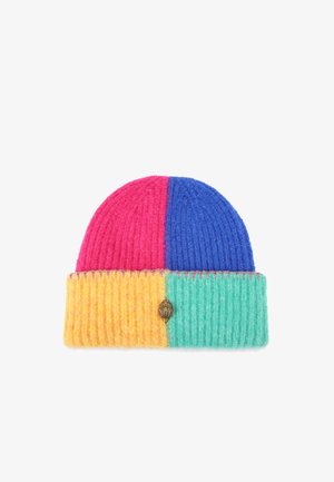 Gehaakte beanie met vier kleursegmenten: roze, blauw, geel en groen. Beschikt over een geribbelde textuur en een decoratieve metalen accent.