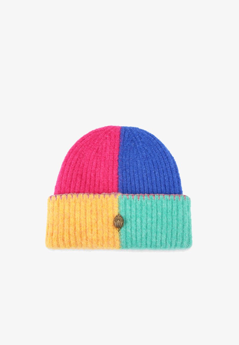 Berretto lavorato a maglia con quattro segmenti colorati: rosa, blu, giallo e verde. Presenta una texture a coste e un accento decorativo in metallo.