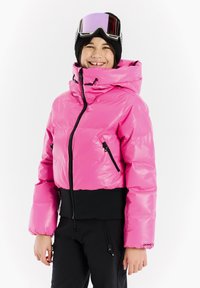Rosa Pufferjacke mit hohem Kragen und schwarzen Akzenten. Verfügt über einen Frontreißverschluss und seitliche Taschen. Glatte, glänzende Textur. Leichtes Design.