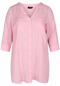 Blusa rosa chiaro in lino, con scollatura a V, maniche a tre quarti, chiusura con bottoni e due tasche frontali. Morbida al tatto.