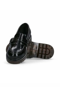 Mocassini in pelle verniciata nera con suola spessa e testurizzata. Presentano una fascia larga sul dorso del piede e un design con punta arrotondata.