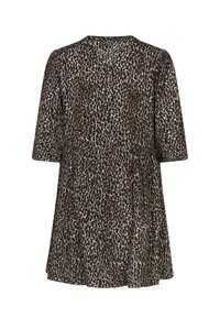 Robe imprimée léopard avec des manches trois-quarts, un col rond et une jupe évasée. Fabriquée en tissu léger avec une texture douce.