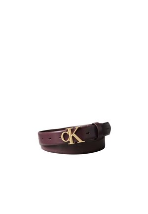 Ceinture en cuir marron foncé avec boucle logo "cK" en or, enroulée sur fond blanc.
