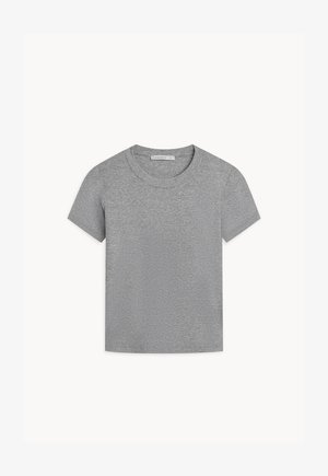 Szara koszulka z krótkim rękawem wykonana z miękkiego, lekkiego materiału. Gładka textura z klasycznym okrągłym dekoltem i standardowym krojem. Bez widocznych wzorów ani akcentów.