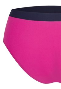 Różowe majtki bikini o wysokim stanie z kontrastowym granatowym paskiem. Gładka faktura, bezszwowe krawędzie dla wygody oraz design zapewniający pełne zakrycie.
