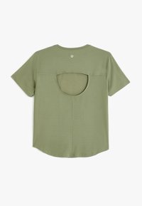 Olijfgroene shirt met korte mouwen en een uitsnijding op de rug. Zacht, textuurstof en een afgeronde zoom. Logo-label op de hals.