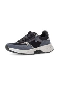 Navy blauwe sneaker van suede en mesh, met een dikke witte zool, gestructureerde accenten en zwarte veters. Zijkant rits voor gemakkelijke toegang.