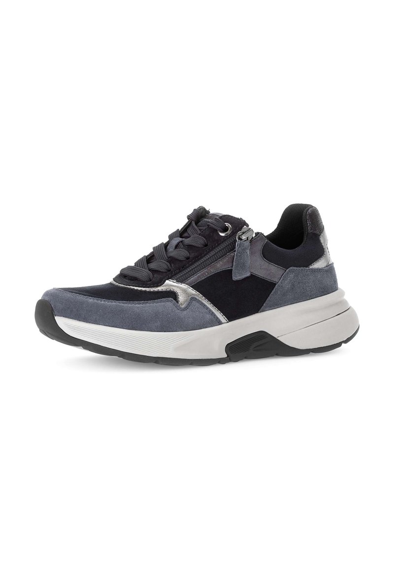 Navy blauwe sneaker van suede en mesh, met een dikke witte zool, gestructureerde accenten en zwarte veters. Zijkant rits voor gemakkelijke toegang.
