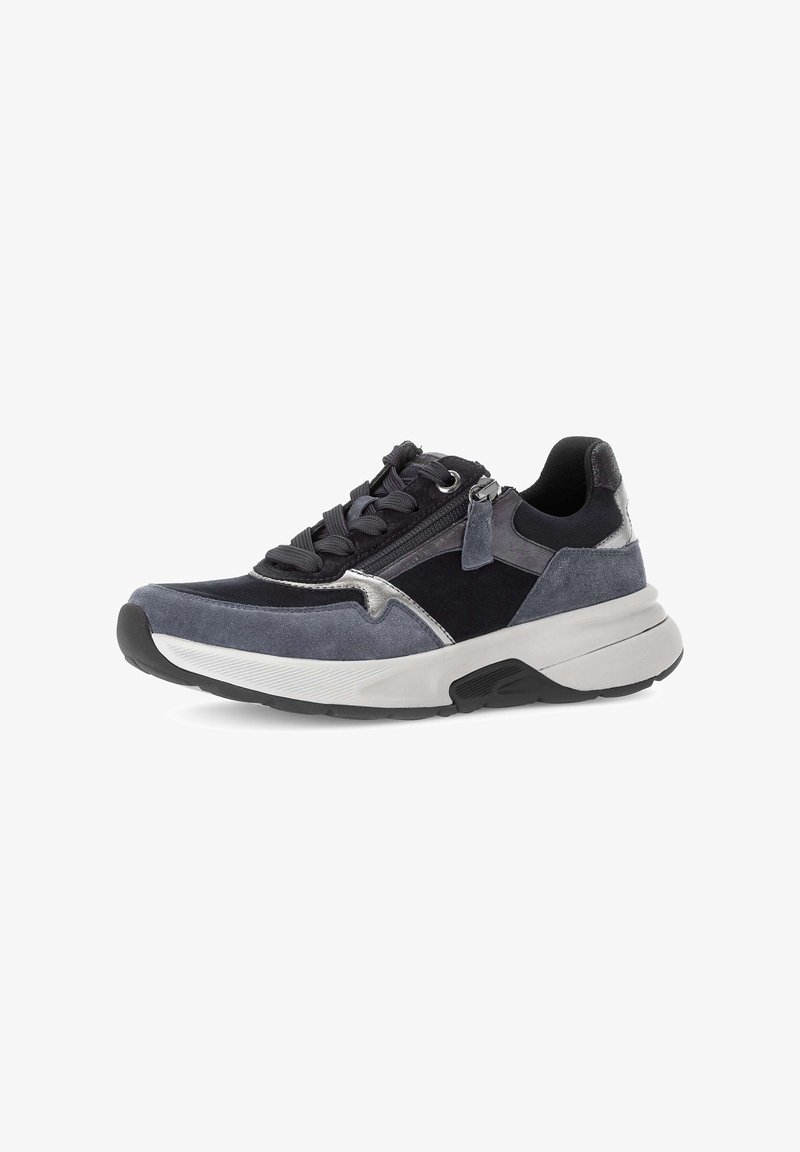Navy blauwe sneaker van suede en mesh, met een dikke witte zool, gestructureerde accenten en zwarte veters. Zijkant rits voor gemakkelijke toegang.