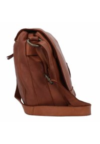 Braune Leder-Schultertasche mit strukturiertem Design, verstellbarem Riemen und sichtbaren Nähten. Enthält einen Metallring und unterschiedliche Texturen.