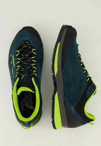 Blaue Wildleder-Wanderschuhe mit schwarzen Akzenten und leuchtend grünen Schnürsenkeln. Die Schuhe verfügen über eine strukturierte Sohle und einen gepolsterten Schaft für Komfort und Unterstützung.