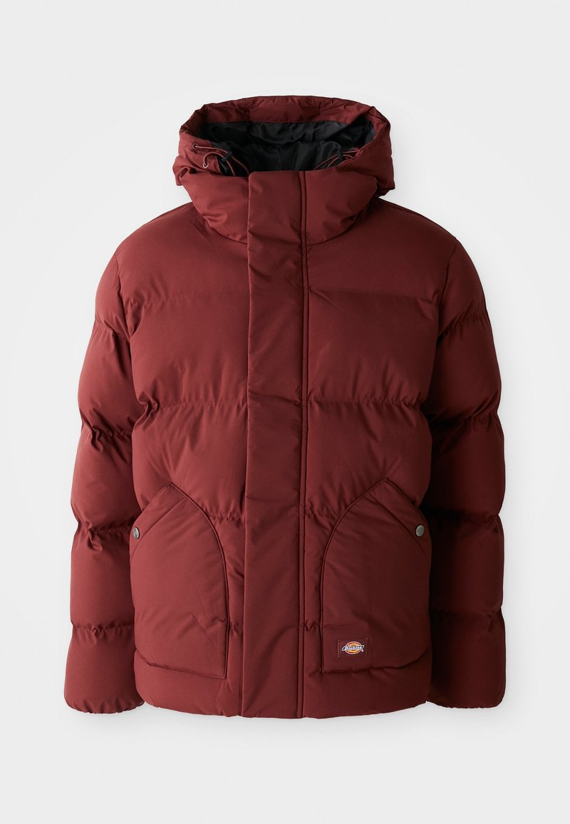 Giubbotto invernale imbottito bordeaux con cappuccio, tasche frontali chiuse da bottoni e chiusura frontale con zip, contrassegnato da un piccolo patch con logo.