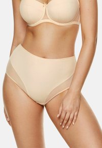 Beżowy stanik z przezroczystą wstawką i fiszbinami, w połączeniu z wysokim beżowym majtkami o gładkiej tkaninie i bezszwowym kroju.