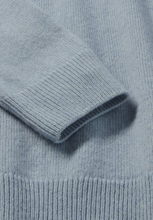 Himmelblauer, gestrickter Pullover mit gerippten Bündchen und Säumen, hergestellt aus weichem Stoff mit glatter Textur und subtilen Farbvariationen.