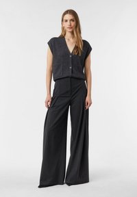 Krótki kardigan z krótkim rękawem w ciemnoszarym kolorze z guzikami i kieszeniami, w zestawie z szerokimi spodniami w tym samym ciemnoszarym kolorze, gładka faktura, dopasowany krój.