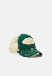 Casquette de trucker verte avec une visière incurvée, des côtés en maille et un patch logo brodé jaune portant la mention "Von Dutch Originals."
