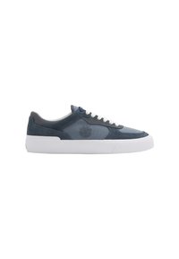 Zapatilla de lona y ante azul con suela de goma blanca, punta redonda y cordones planos. Presenta un emblema de logo en el lateral.