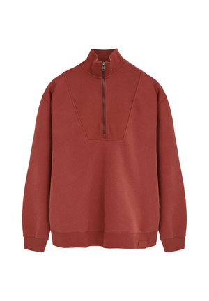 Pullover met lange mouwen in roestkleur met een kwartrits, hoge kraag, geribde manchetten en zoom, plat gelegd op een witte achtergrond.