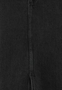 Svart denimtyg med en slät textur och klassisk passform. Funktioner inkluderar synliga sömmar och en rak benstruktur.