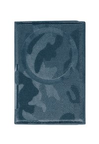 Portafoglio con motivo camouflage di colore blu scuro, finitura testurizzata e dettaglio circolare del logo sulla parte anteriore, con una forma slim e rettangolare.