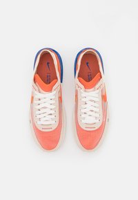 Nike Sportswear W NIKE WAFFLE ONE - Sapatilhas - pearl white/rush orange/madder root/game royal/sail