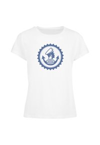 Weißes T-Shirt mit kurzen Ärmeln, auf dem ein blauer Grafikdruck eines Matrosen mit einer Kappe zu sehen ist, der nach rechts schaut, umrahmt von zwei nach oben zeigenden Pfeilen und einem zahnradartigen Kreis.