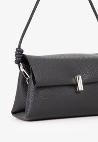 Borsa a tracolla in pelle nera con superficie testurizzata, dotata di un flap pieghevole, una chiusura metallica lucida e una tracolla intrecciata.