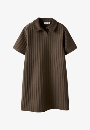 Pruun ribadega polo kleit lühikeste varrukatega, klassikalise krae ja tekstuuriga kangaga. Sirge lõikega ja põlvekõrgune disain.