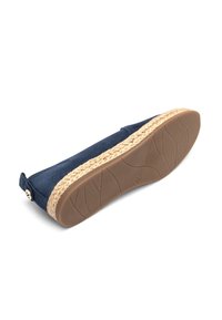 Espadrillas in tela blu navy con rifiniture in juta intrecciata, suola in gomma piatta e un piccolo accento metallizzato sul retro.