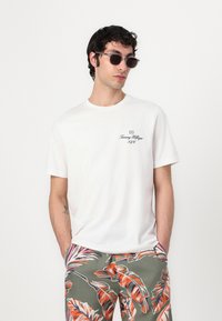 Tommy Hilfiger MERCER BANANA - Shorts - battle green