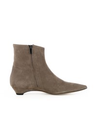 Stivaletto in suede grigio con punta appuntita e chiusura con zip laterale. Presenta un tacco basso e inclinato e una texture liscia.