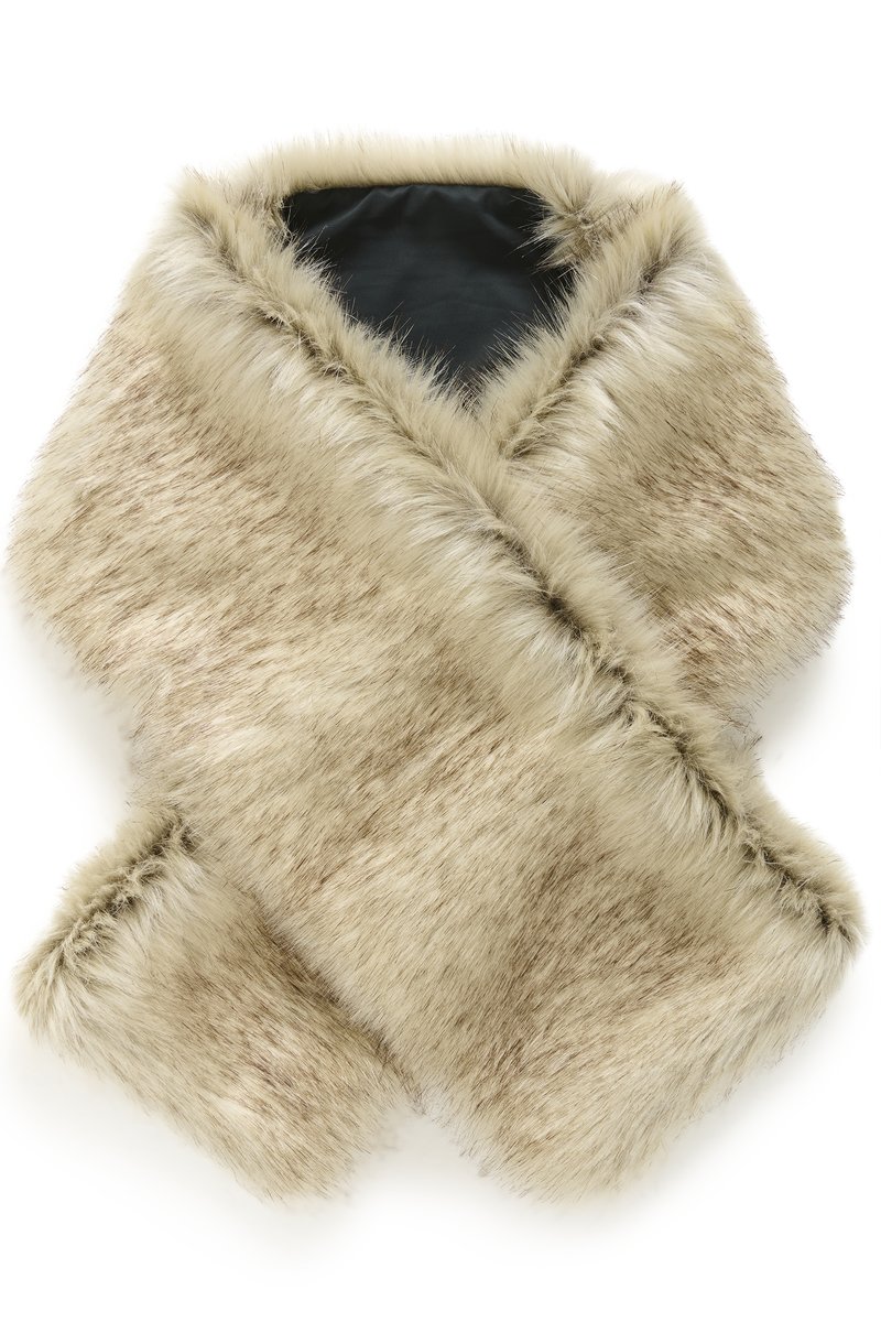 Scarf in pelliccia sintetica beige e marrone chiaro con una fodera nera, piegato per formare una forma ampia e accogliente.