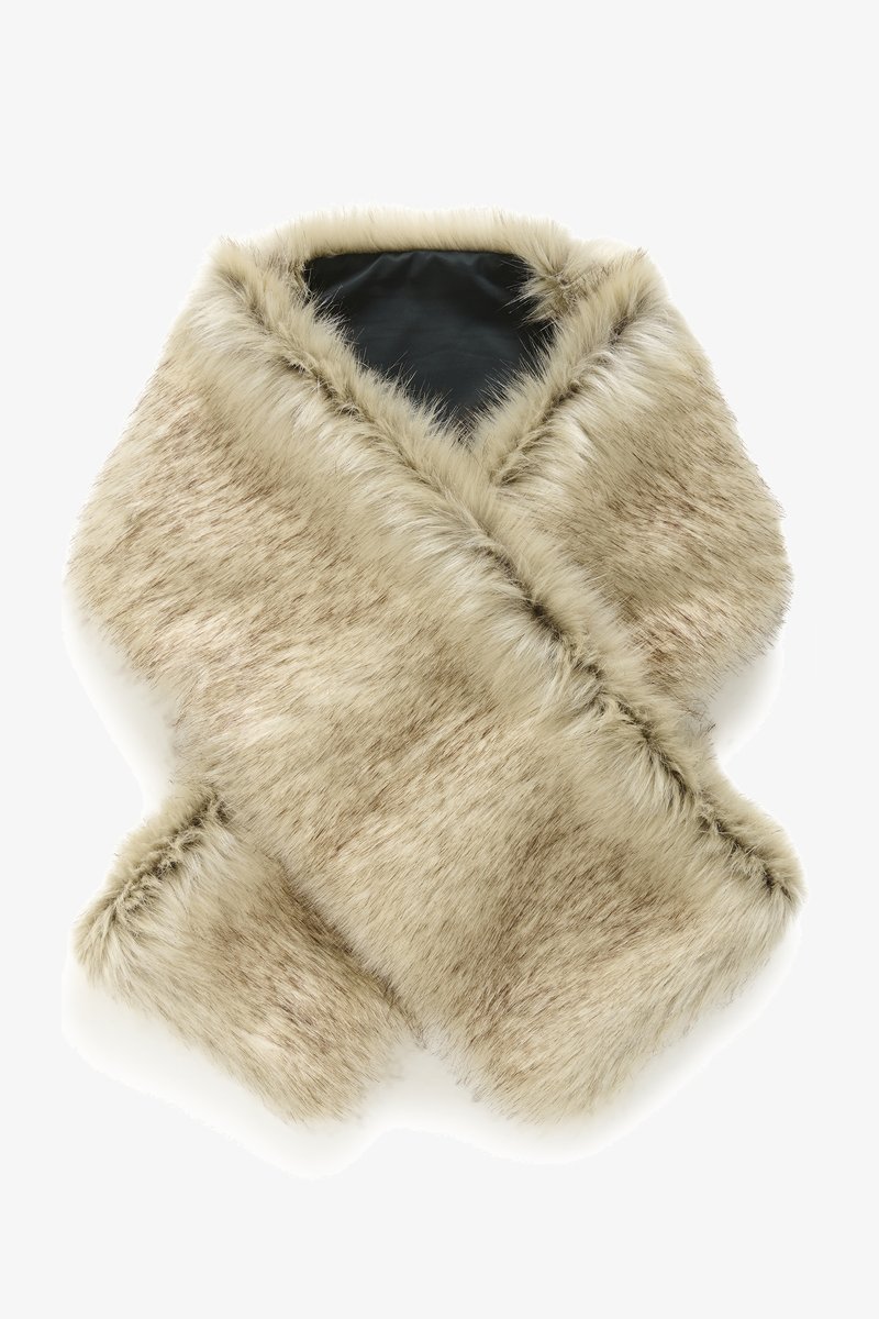 Scarf in pelliccia sintetica beige e marrone chiaro con una fodera nera, piegato per formare una forma ampia e accogliente.