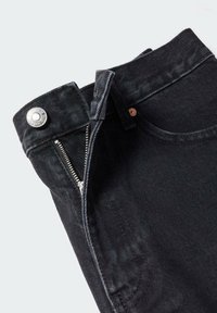 Černé džíny z denimu se zipem, stříbrným knoflíkem v pase a jednou přední kapsou. Látka má hladký povrch s jemným vyblednutím.