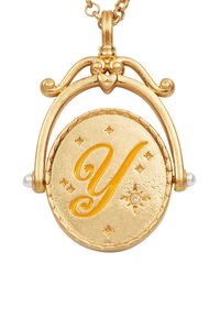 Kultainen riipus, jossa on kaiverrettu keltainen "Y" ja koristeellisia tähtiä, teksturoitu pinta sekä helmikoristeet molemmin puolin.