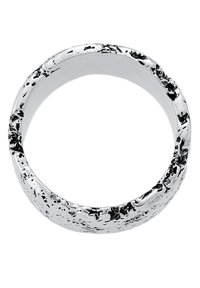 Anello in argento con superficie testurizzata, caratterizzato da un aspetto robusto e da accenti irregolari attorno alla fascia. Finitura interna liscia.
