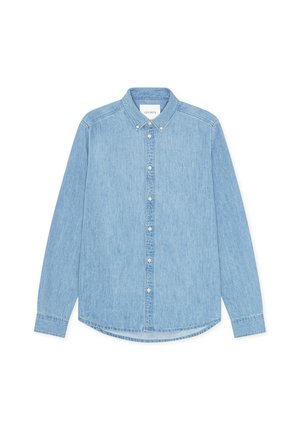 Ανοιχτό μπλε τζιν πουκάμισο με κουμπιά, μακριά μανίκια, μυτερό γιακά και στρογγυλεμένη άκρη. Διαθέτει κλείσιμο με κουμπιά μπροστά και μικρή λεπτομέρεια με λογότυπο.