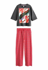 Graues Baumwoll-T-Shirt mit einem festlichen Druck eines Feiertagstisches. Rote karierten Schlafanzughosen mit elastischem Bund.