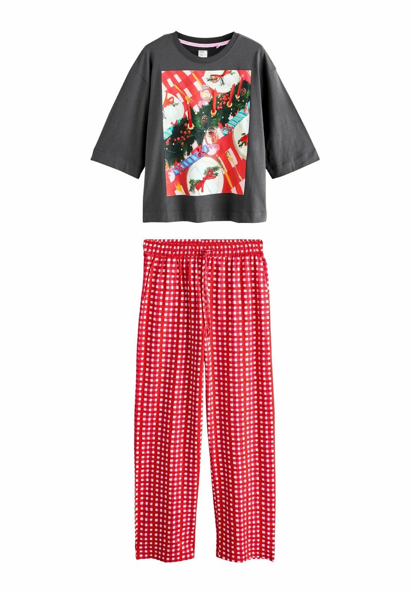 Graues Baumwoll-T-Shirt mit einem festlichen Druck eines Feiertagstisches. Rote karierten Schlafanzughosen mit elastischem Bund.