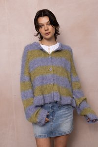 Csíkos zöld és levendula színű kardigán, puha, bolyhos anyagból készült; gombokkal és rövidített fazonnal, széles ujjakkal rendelkezik.