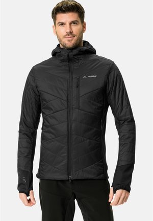 Schwarze isolierte Jacke mit Kapuze, die über Chevron-Muster, Reißverschlusstaschen und Daumenöffnungen an den Ärmeln für zusätzlichen Komfort verfügt.
