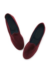 Scarpe slip-on in velluto borgogna con una texture morbida e una fodera interna blu scuro. Presentano una punta arrotondata e bordi elasticizzati per una vestibilità aderente.